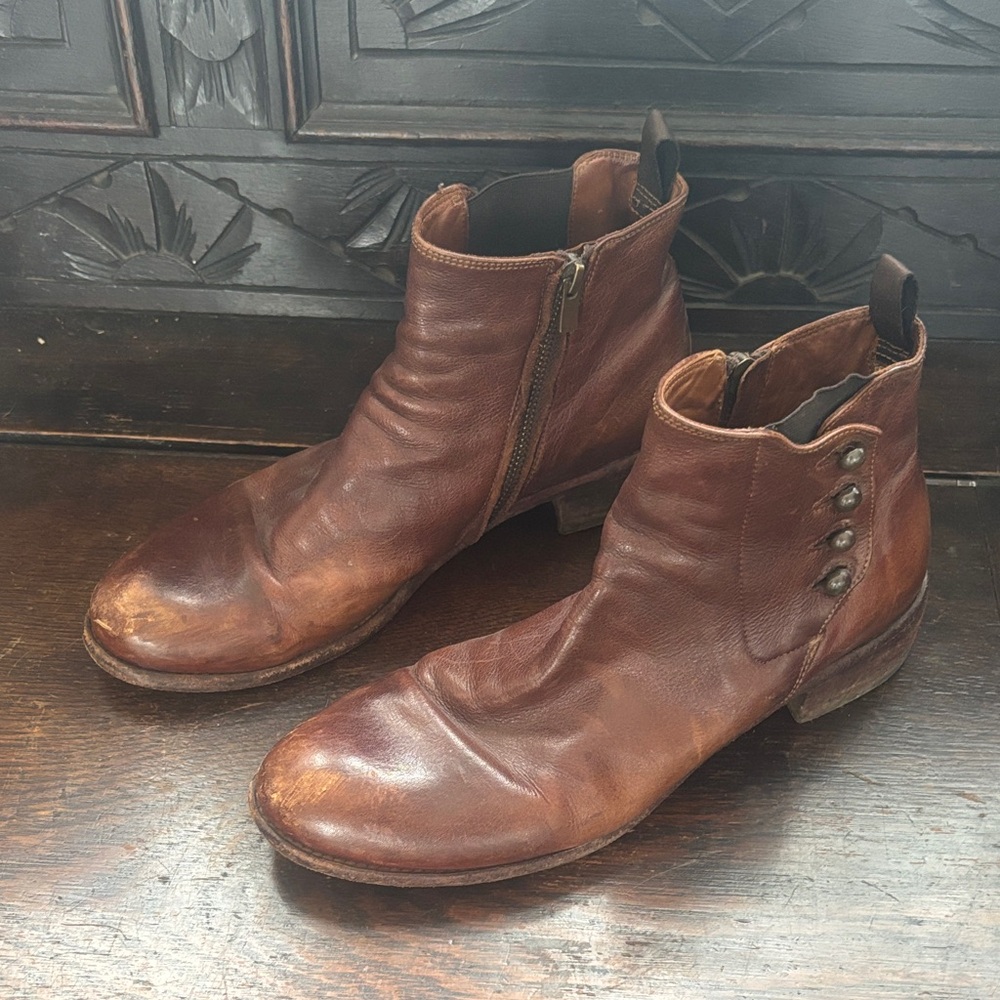 Leather Officine Creative boots with buttons. 40.5
